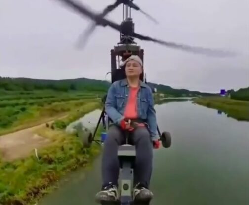 Aviation influencer Tang Feiji flying an ultralight aircraft over a body of water.