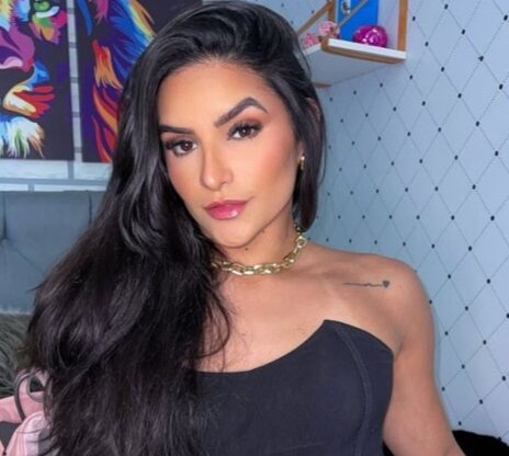 Luanna Raquel de Araujo Melo, an influencer, look at the camera.