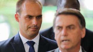 Eduardo Bolsonaro with his father, Jair, in an archive image.
