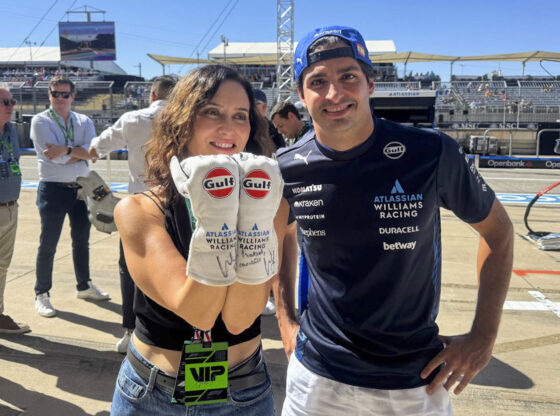 Sainz, with Isabel Díaz Ayuso, president of the Community of Madrid.