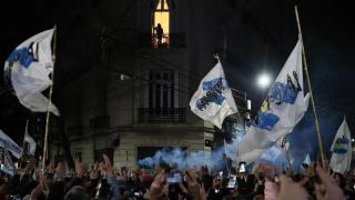Hundreds of followers celebrate the Peronist victory in Buenos Aires in front of the house of Cristina Fernández. Photo: EFE