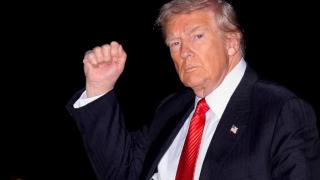 Donald Trump greets the press, on Sunday, upon his return to the White House.