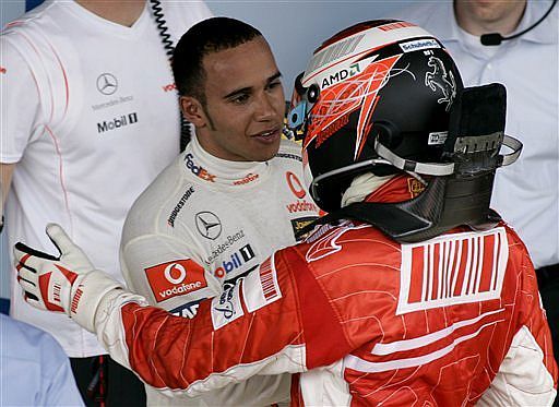 Hamilton congratulates Raikkonen after the 2007 Brazilian GP.