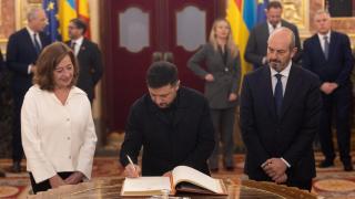 Volodymyr Zelensky signs the Book of Honor in Congress, between Francina Armengol, president, and Pedro Rollán, president of the Senate.