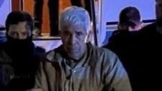 The drug trafficker Rafael Caro Quintero, escorted by FBI agents at the New York airport.