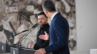 Volodímir Zelenski, president of Ukraine, listens to Pedro Sánchez, president of the Government, during his appearance in Moncloa.