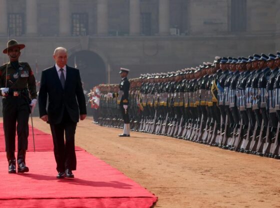 Putin reviews Indian troops this Friday before meeting Modi.