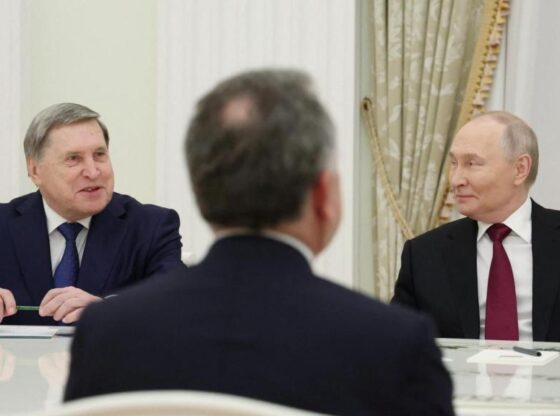 Yuri Ushakov and Vladimir Putin during the meeting with Steve Witkoff, with their backs turned in this photo.