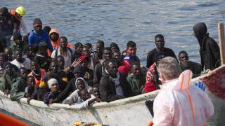 A canoe disembarks on the coast of Arguineguín with fifty people.