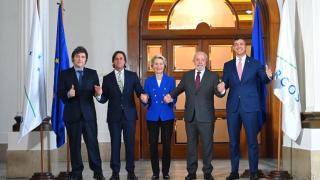 The Argentine Javier Milei, the Uruguayan Luis Lacalle, President Ursula von der Leyen, the Brazilian Lula da Silva and the Paraguayan Santiago Peña, during the announcement of the EU-Mercosur agreement this Friday in Montevideo