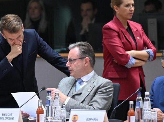 The Belgian Bart de Wever talks with the French Emmanuel Macron with Pedro Sánchez at the side and the Danish Mette Frederiksen in the background during a European Council
