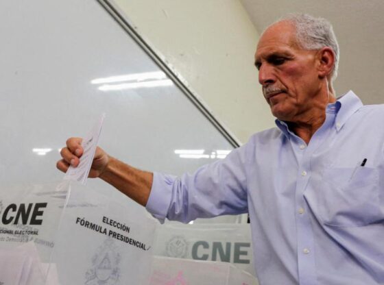 Nasry Asfura voting at a polling station in Tegucigalpa.